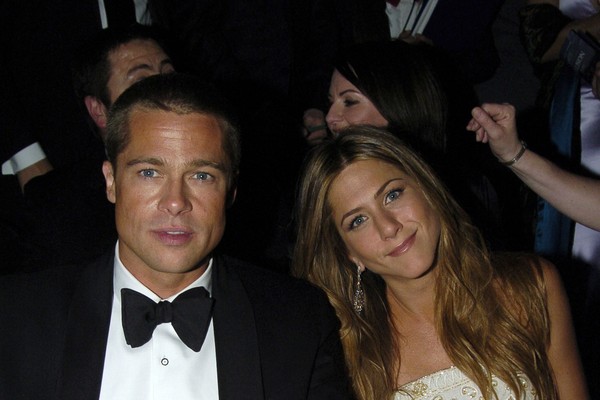 Brad Pitt e Jennifer Aniston em um registro feito durante o prêmio Emmy de 2004, quando ainda estavam casados (Foto: Getty Images)