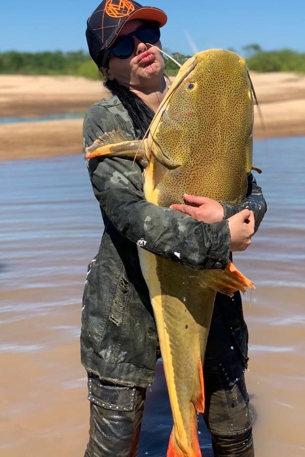 Maraisa aparece abraçada com peixe enorme (Foto: Reprodução/Instagram)