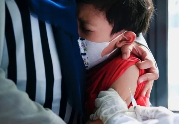 Ainda não vacinadas contra a covid-19, crianças brasileiras são um dos grupos mais vulneráveis à ômicron (Foto: REUTERS via BBC News Brasil)