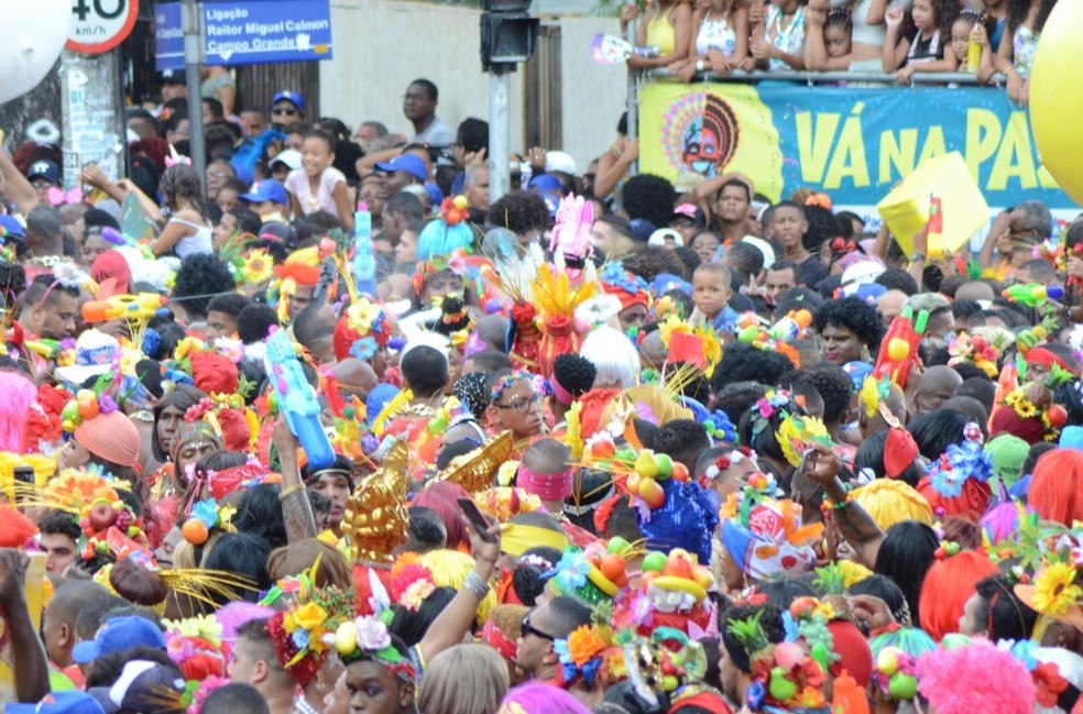 Foliões do bloco As Muquiranas com pistolas carregadas de água — Foto: Márcio Reis /Ag Haack