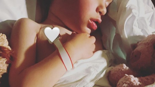 Lea Michele mostra filho no hospital e celebra alta