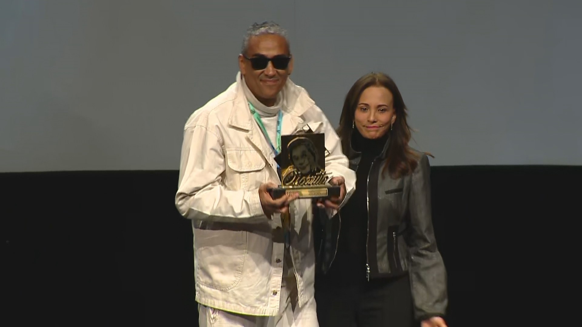 'Dona Léa deixa um legado muito grande', diz filho de atriz ao receber homenagem no Festival de Cinema de Gramado 