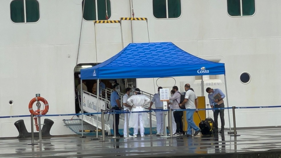 Passageiros sem Covid-19 desembarcaram, no início da tarde desta segunda-feira (27), no Porto de Santos — Foto: Matheus Croce/g1