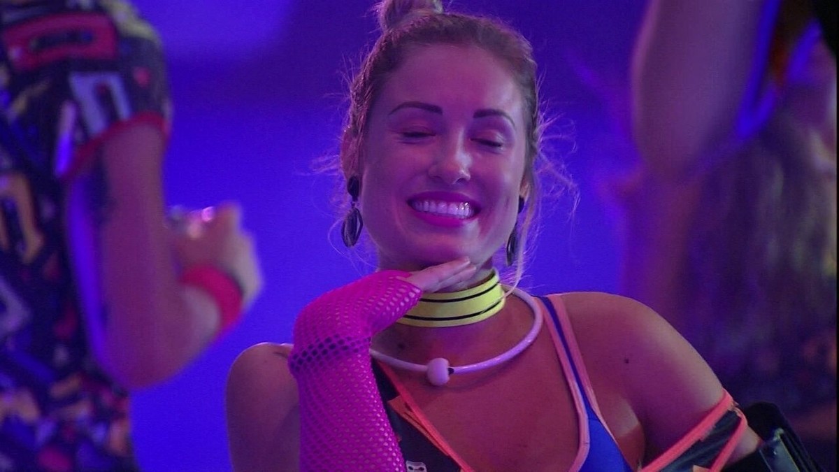 Jéssica faz careta ao dançar 'Menina