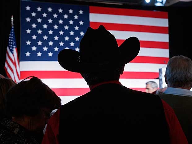 Eleitor do Partido Republicano observa a corrida para o Senado em Denver, nos EUA. (Foto: Rick Wilking / Reuters)