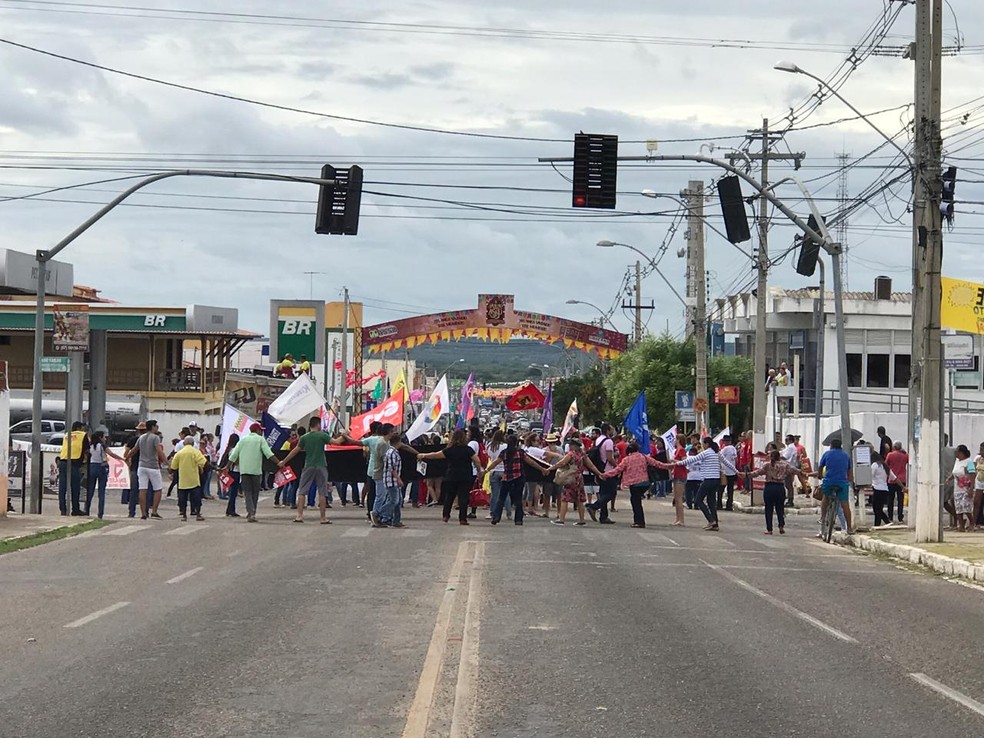 ASSU, RN, 9h: manifestantes fecham cruzamentos das ruas Senador JoÃ£o CÃ¢mara e Doutor Luis Carlos, no Centro da cidade. â Foto: Jalisson Ferreira
