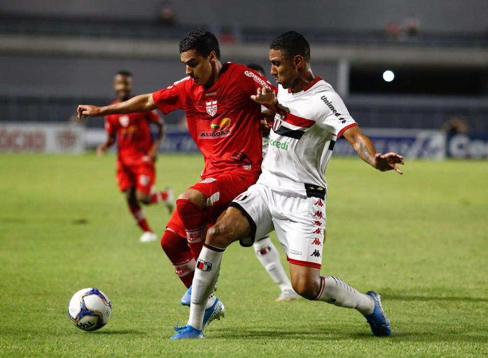 Garçom do CRB, Alisson Farias deu oito assistências na Série B — Foto: Felipe Nayland/ Gazeta de Alagoas