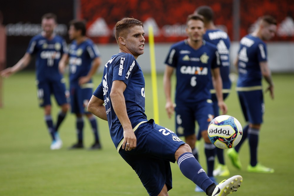 Poupado, Ederson não pega o Furacão; Zé testa equipe com Cuéllar e Mancu