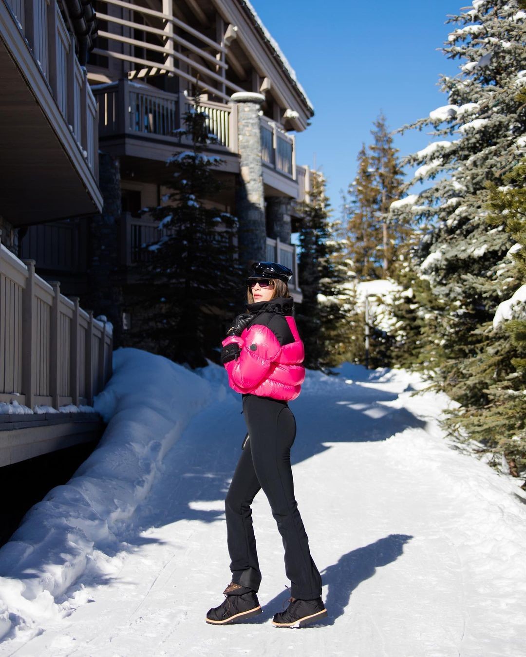 Romana Novais aposta em casaco de neve rosa para curtir manhã de esqui na França (Foto: Reprodução / Instagram)