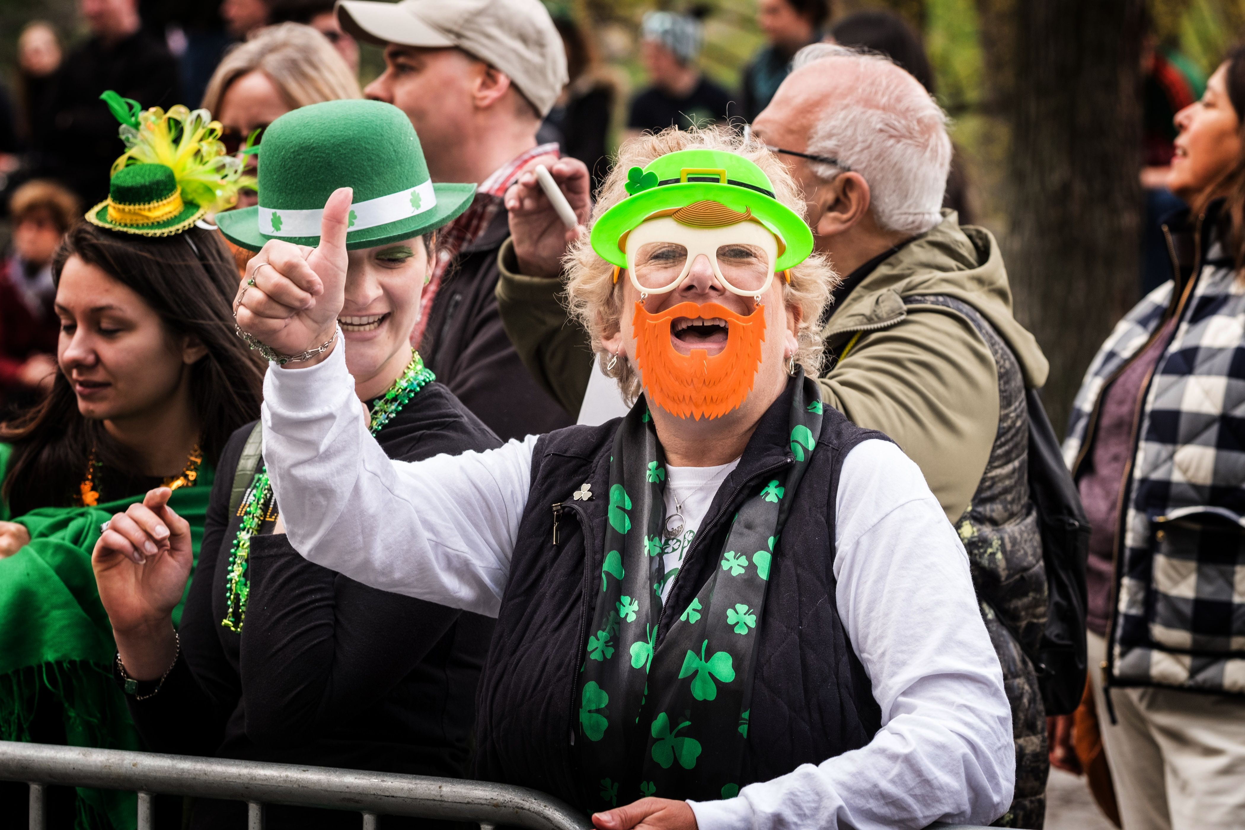 NEW YORK, NY - MARCH 17:  Attendees seen at the 255th annual St. Patrick's Day Parade along Fifth Avenue in New York City on March 17, 2016 in New York City.  (Photo by Larry Busacca/Getty Images) (Foto: Getty Images)
