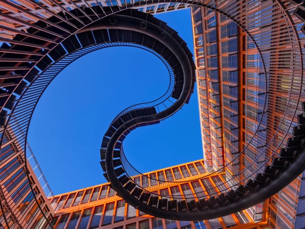 Germany, Bavaria, Munich, Angular view from below of a section of The Endless or Infinite Staircase sculpture by Olafur Eliasson with KPMG offices behind. (Photo by: Hugh Rooney/Eye Ubiquitous/Universal Images Group via Getty Images) (Foto: Eye Ubiquitous/Universal Images )