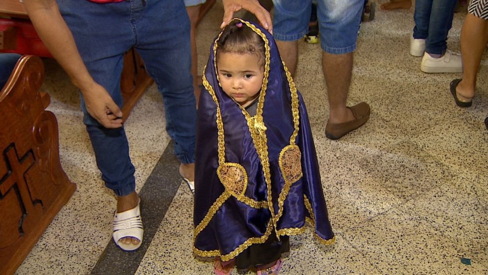 Filha da industriaria Franciele Fafaxe, levou a filha vestida no manto azul como forma de agradecimento pela cura de uma doença. — Foto: Alexandro Pereira/Rede Amazônica