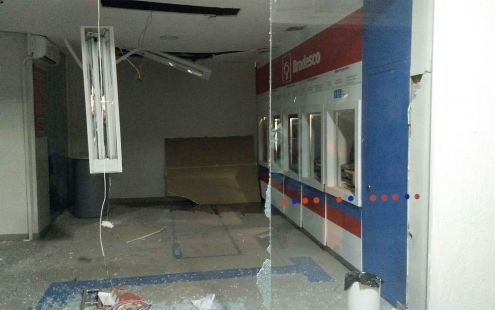 Terminais foram explodidos em agência bancária (Foto: Site Bahia10)