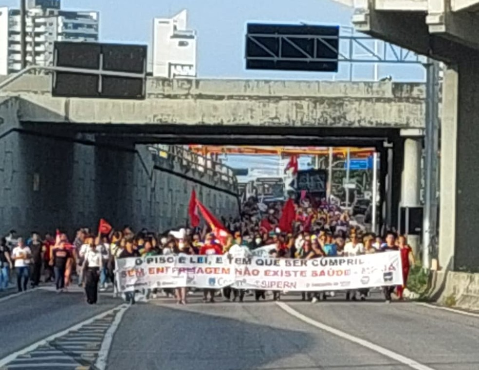 Protesto de enfermeiros na BR-101, em Natal — Foto: Divulgação/PRF