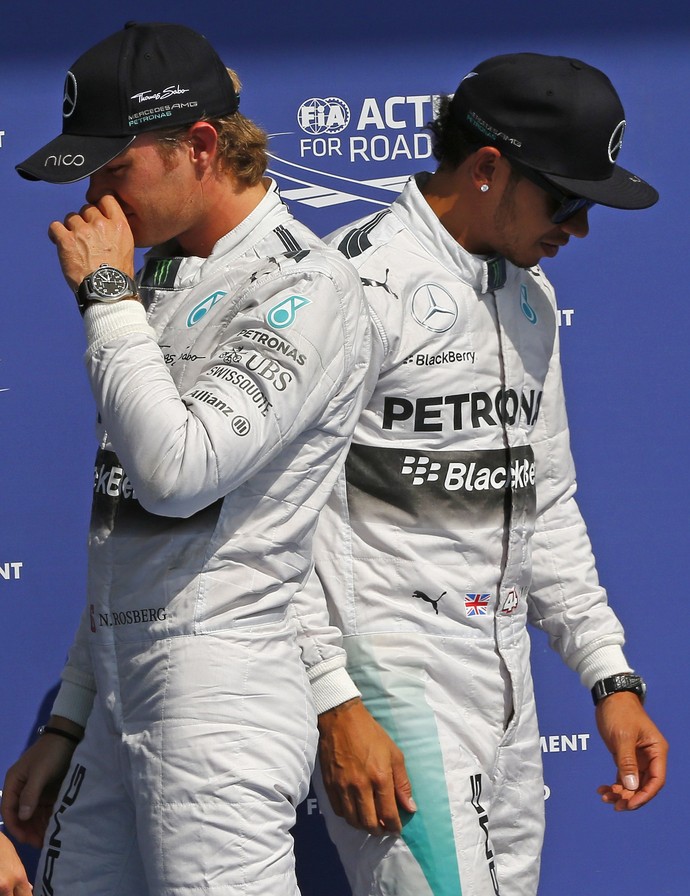 Nico Rosberg e Lewis Hamilton após o treino classificatório para o GP da Bélgica (Foto: Reuters)