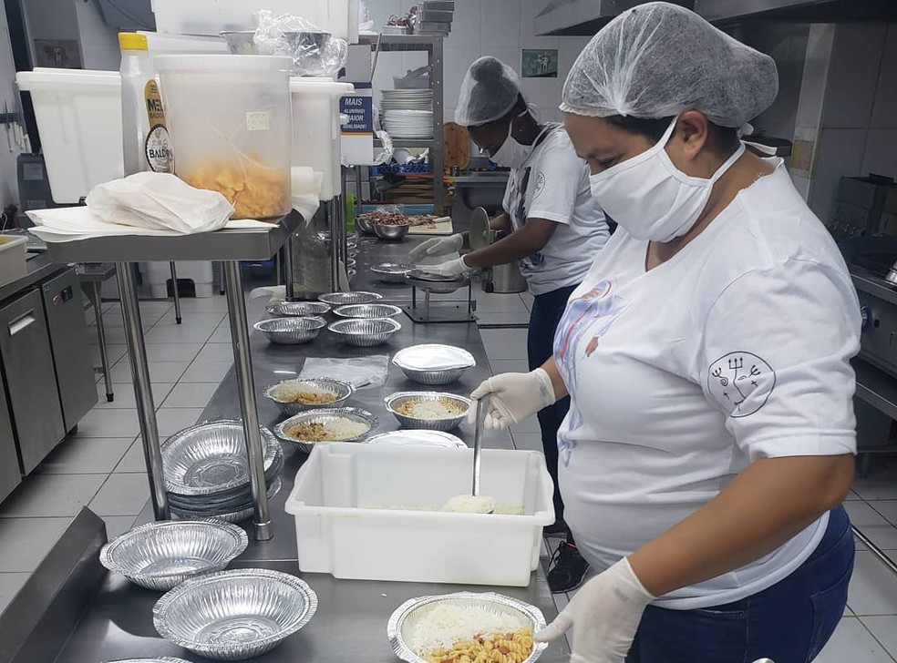 Restaurante precisou de doa&ccedil;&atilde;o de alimentos, ap&oacute;s ser roubado duas vezes, para fazer marmitas solid&aacute;rias &mdash; Foto: Arquivo Pessoal/Tiago Nogueira Santo Andr&eacute;