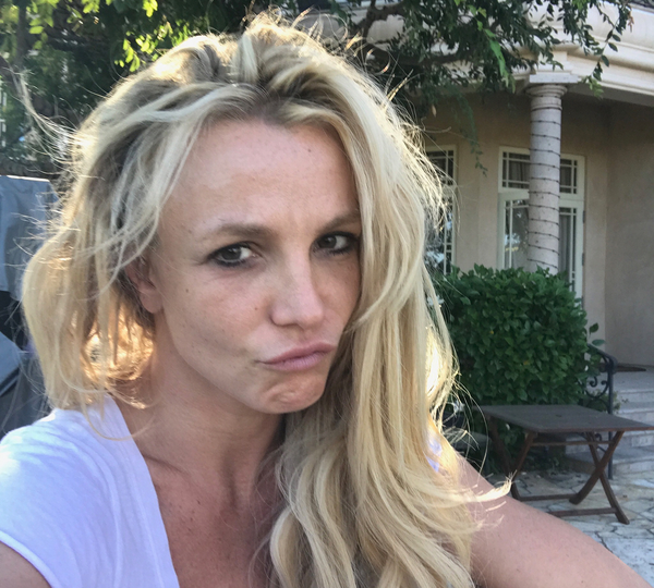 A cantora Britney Spears sem maquiagem (Foto: Instagram)