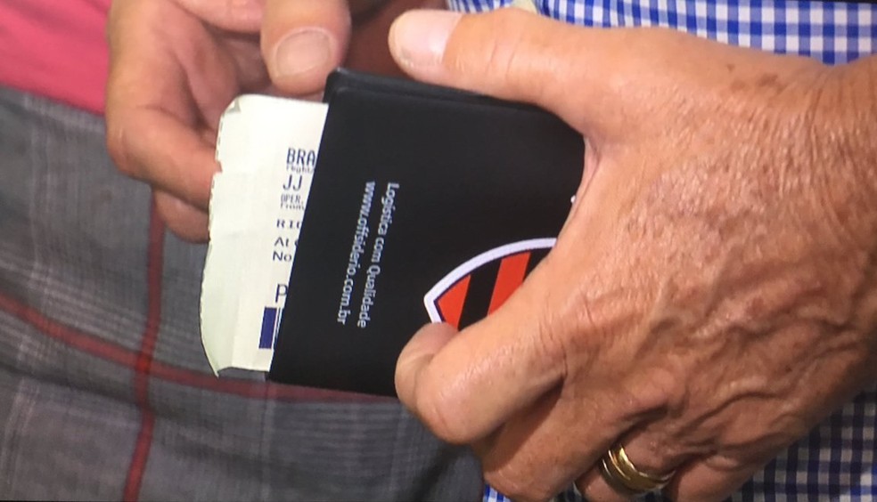 Passaporte de Abel Braga com escudo do Flamengo chamou a aten&ccedil;&atilde;o &mdash; Foto: Reprodu&ccedil;&atilde;o / TV Globo