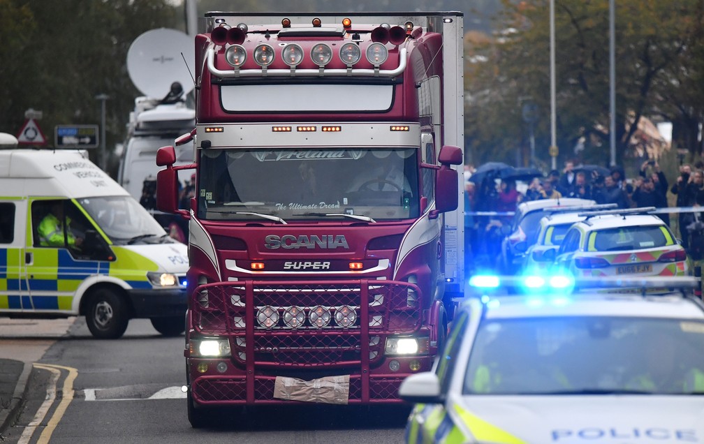 Policial dirige caminhão encontrado com 39 corpos em Grays, na região de Essex, na Inglaterra, na quarta-feira (23)  — Foto: Ben Stansall / AFP