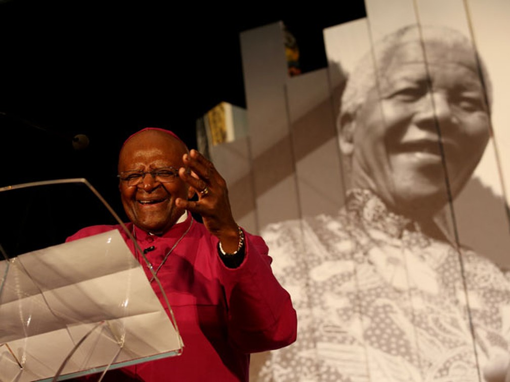 Desmond Tutu discursa na inauguração de uma exposição sobre Mandela na Cidade do Cabo, na África do Sul, em 30 de junho de 2013 — Foto: AFP