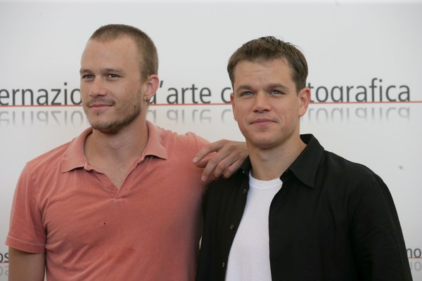 Heath Ledger e Matt Damon durante evento de lançamento de Os Irmãos Grimm (2005), no Festival de Veneza de 2005 (Foto: Getty Images)