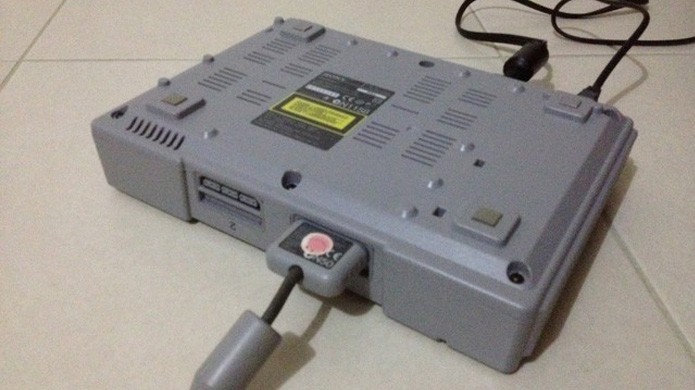 Muitas vezes colocar o PlayStation de cabeça pra baixo era a única forma de ele rodar os jogos (Foto: Reprodução/The Magic Box)