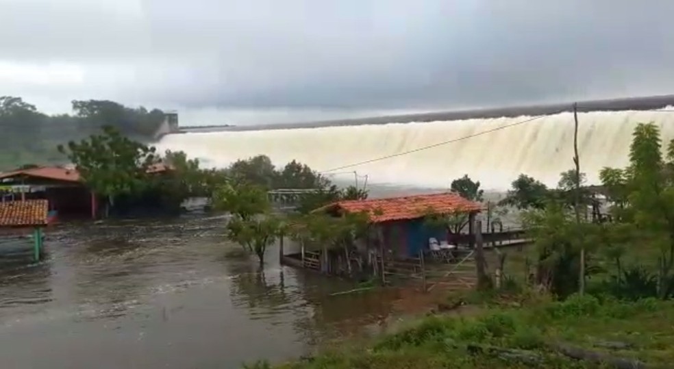 Barragem Mesa de Pedra sangra e água invade bares e restaurantes em Valença do Piauí; vídeo — Foto: Reprodução/ Portal V1