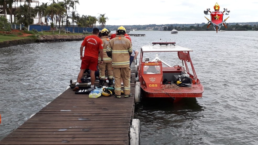 Equipe de salvamento do Corpo de Bombeiros tenta manobras de reanimação em criança após afogamento no Lago Paranoá.  — Foto: Corpo de Bombeiros/Divulgação 