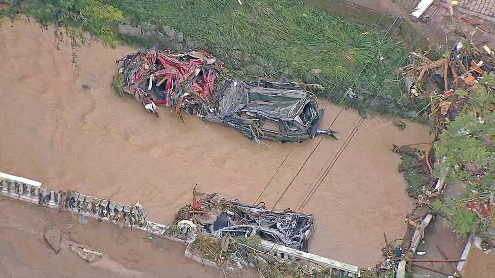 Carros deformados no leito de rio em Petrópolis — Foto: Reprodução/TV Globo