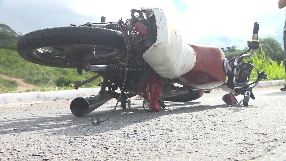 Motociclista morreu no local, após colidir com outra moto. (Foto: Reprodução/TV Paraíba)