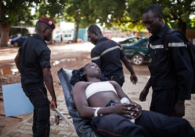 Bombeiro ferido é levado para hospital em Ouagadougou, em Burkina Faso nesta sexta-feira (18), após conflitos durante o golpe de estado no país (Foto: Theo Renaut/AP)