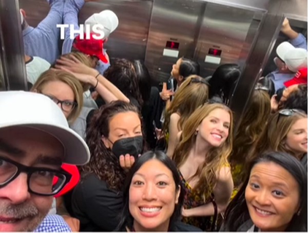 A atriz Anna Kendrick presa em um elevador de Toronto antes de seus compromissos no Toronto International Film Festival 2022 (Foto: Instagram)