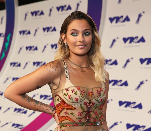 A celebridade Paris Jackson sem depilar durante o VMA 2017 (Foto: Getty Images)