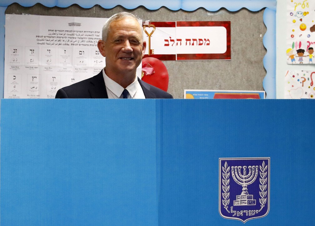 Benny Gantz, um dos líderes da aliança política Azul e Branco (Kahol Lavan), vota nas eleições legislativas de Israel nesta terça-feira (9)  — Foto: Jack Guez / AFP