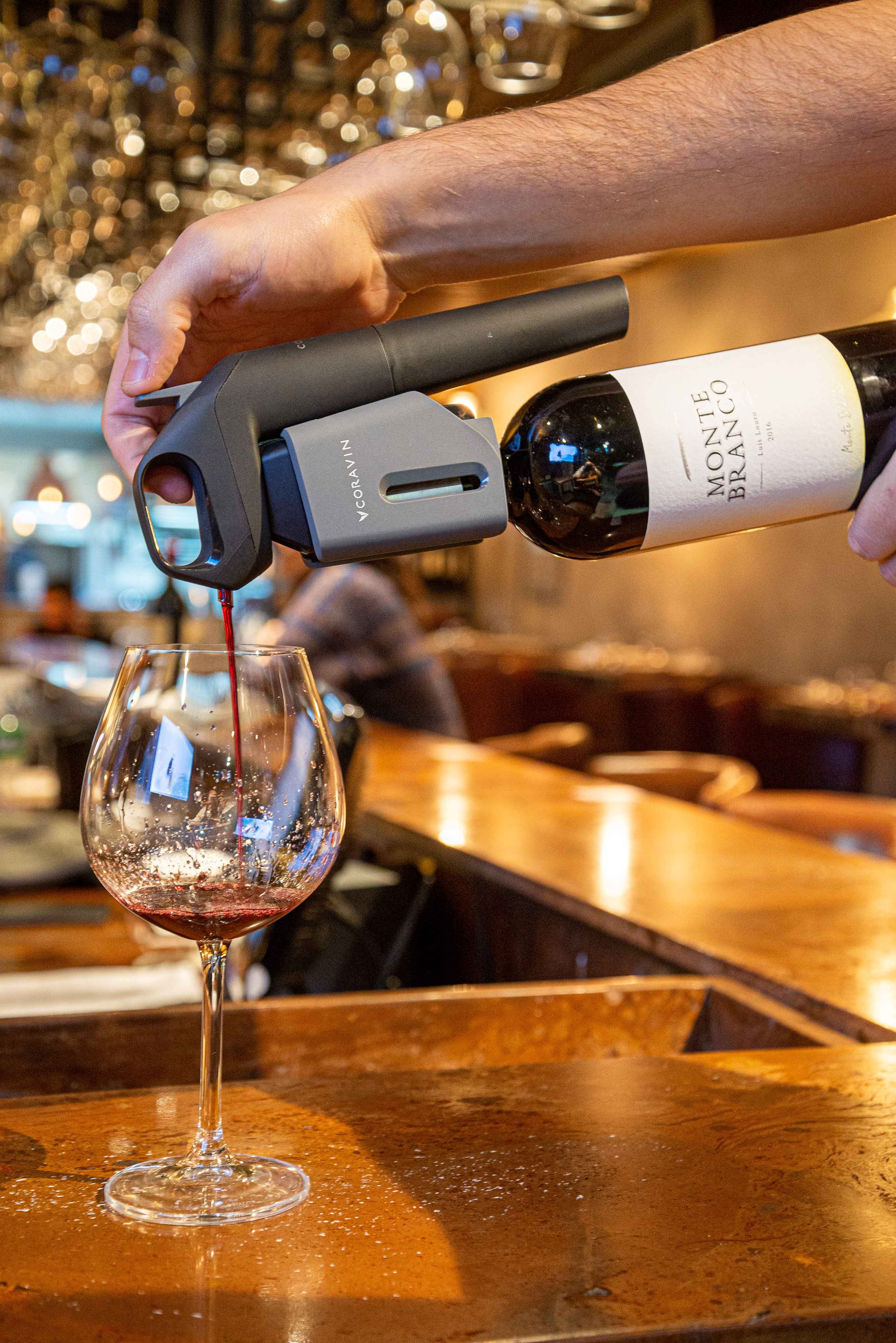 Os clientes podem degustar os vinhos em taças e comprá-los na loja anexa ao bar (Foto: Divulgação)