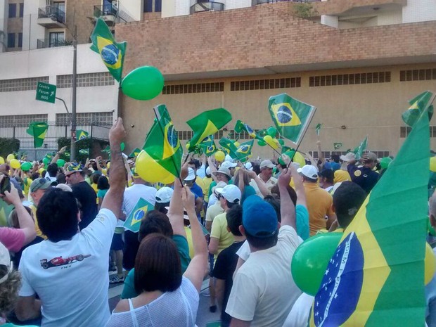 Manifestantes carregam bandeirinhas do Brasil e balões durante protesto em Jundiaí (Foto: Luciana Vanessa / TV Tem)