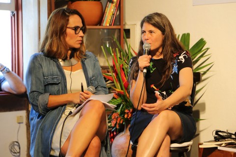A jornalista Mari Caruso, que mediou a conversa, ao lado de Selva Almada
