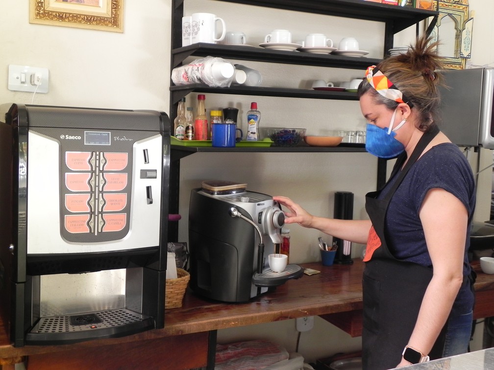 A empresária Fernnanda Vieira prepara um expresso em sua cafeteria — Foto: Divulgação/Jonatam Marinho