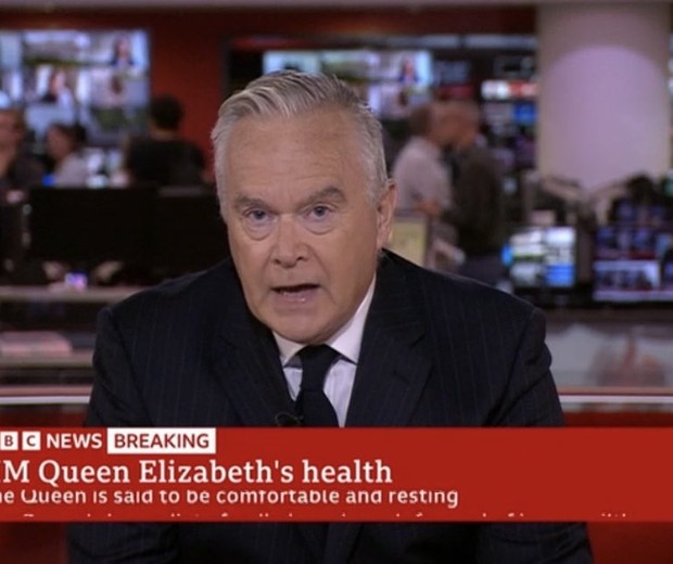 Apresentador Huw Edwards usa terno e gravata na cor preta em meio à cobertura do quadro de saúde de Rainha Elizabeth II (Foto: Reprodução)