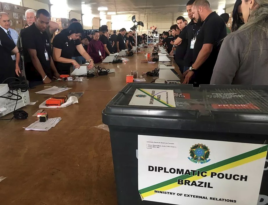 TSE já prepara envio das urnas para zonas eleitorais no exterior