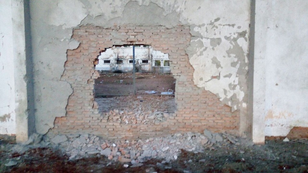 Criminosos explodiram muro de penitenciária e 26 presos fugiram, no ano passado (Foto: Sindspen/Divulgação)