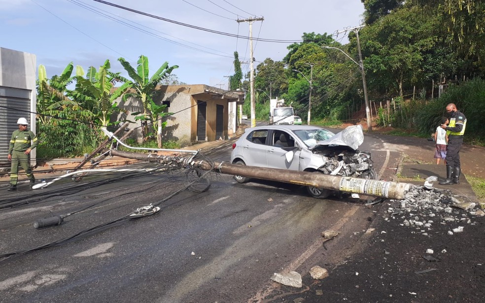Ve&iacute;culo derrubou o poste, que ficou atravessado nas duas faixas no bairro de Cajazeiras &mdash; Foto: Reprodu&ccedil;&atilde;o/Redes Sociais