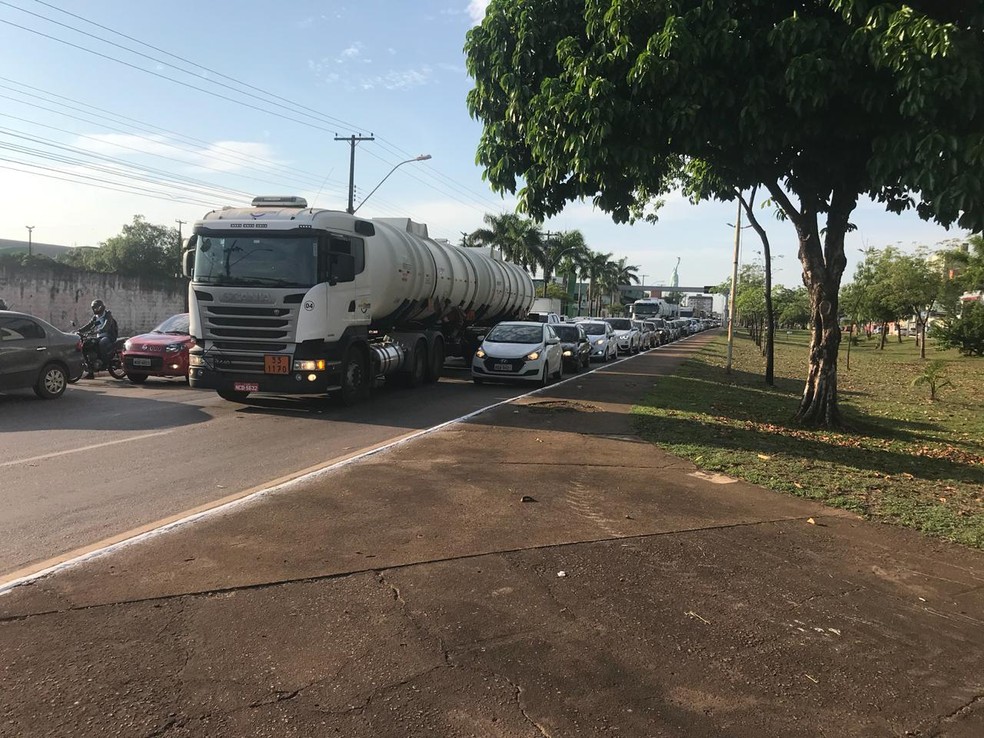 Trânsito nas avenidas Jorge Teixeira e Imigrantes ficou interditado por quase uma hora,  devido os acidentes — Foto: Fábio Diniz/CBN Amazônia