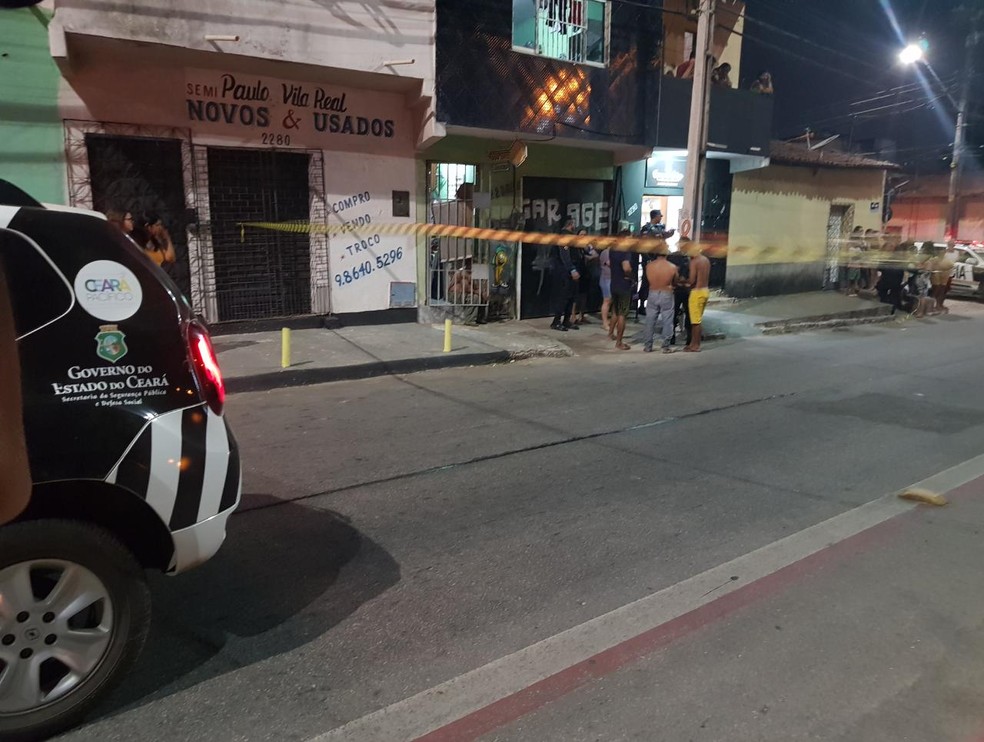 Suspeito encapuzado invadiu o local, mandou o cliente se retirar e atirou na vÃ­tima. â€” Foto: Rafaela Duarte/Sistema Verdes Mares