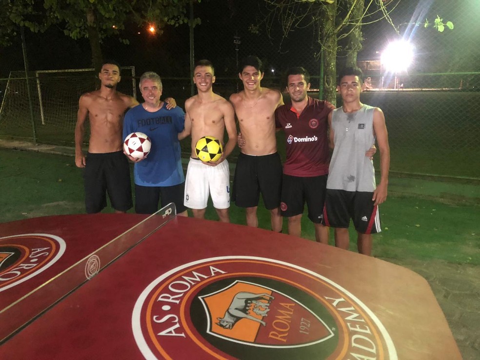 Iago, último à direita, jogava futmesa com Arthur Vinícius, o primeiro da esquerda para a direita — Foto: Arquivo Pessoal