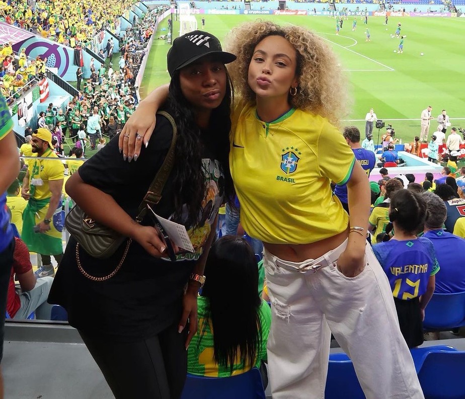 Julia pode ser vista no estádio ao lado da irmã de Vini Jr, Alessandra Oliveira
