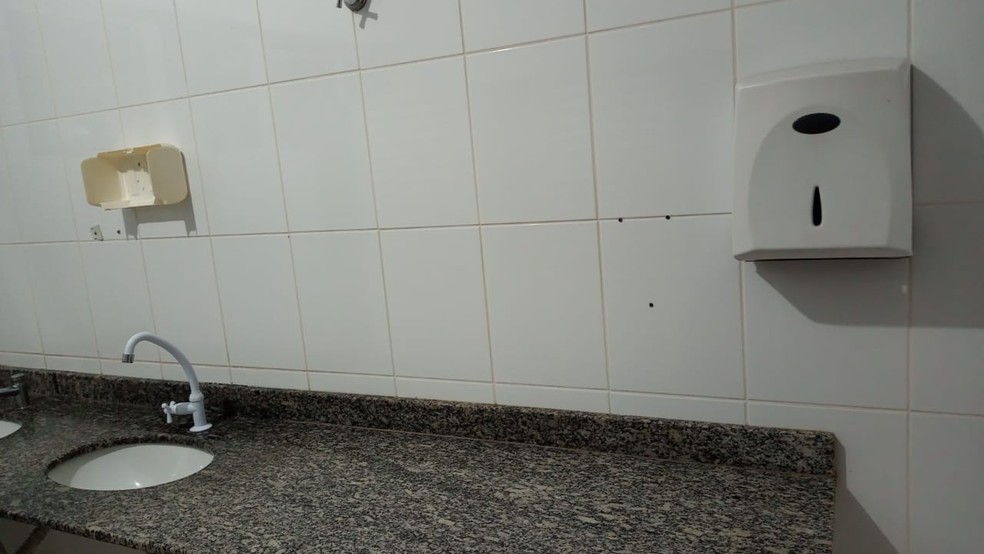Um paciente relatou que havia falta de papel e sabão para lavar as mãos na unidade — Foto: Arquivo pessoal