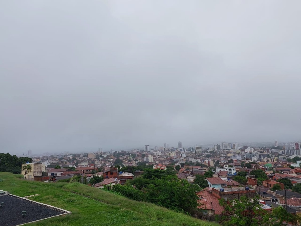 Montes Claros amanhece com chuva e céu nublado; veja como fica o tempo nos próximos dias