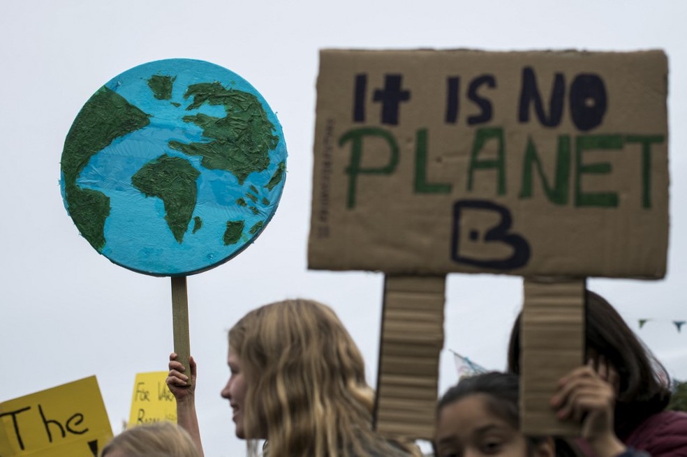 Manifestante segura cartaz com os dizeres "Não há planeta B" durante protesto pelo clima em Estocolmo, na Suécia. — Foto: Jonathan Nackstrands / AFP