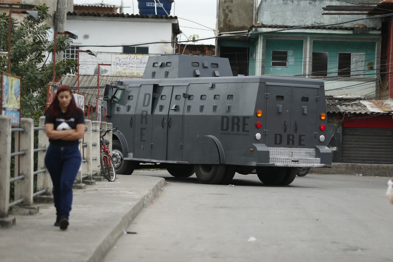 Polícia vasculha ruas da Cidade de Deus com veículo blindado — Foto: Fabiano Rocha / Agência O Globo